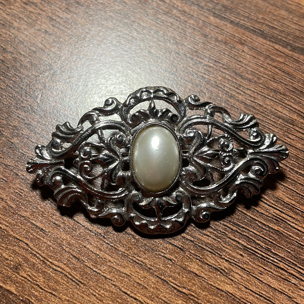 Vintage silver Tone faux pearl oval cabachon Brooch!